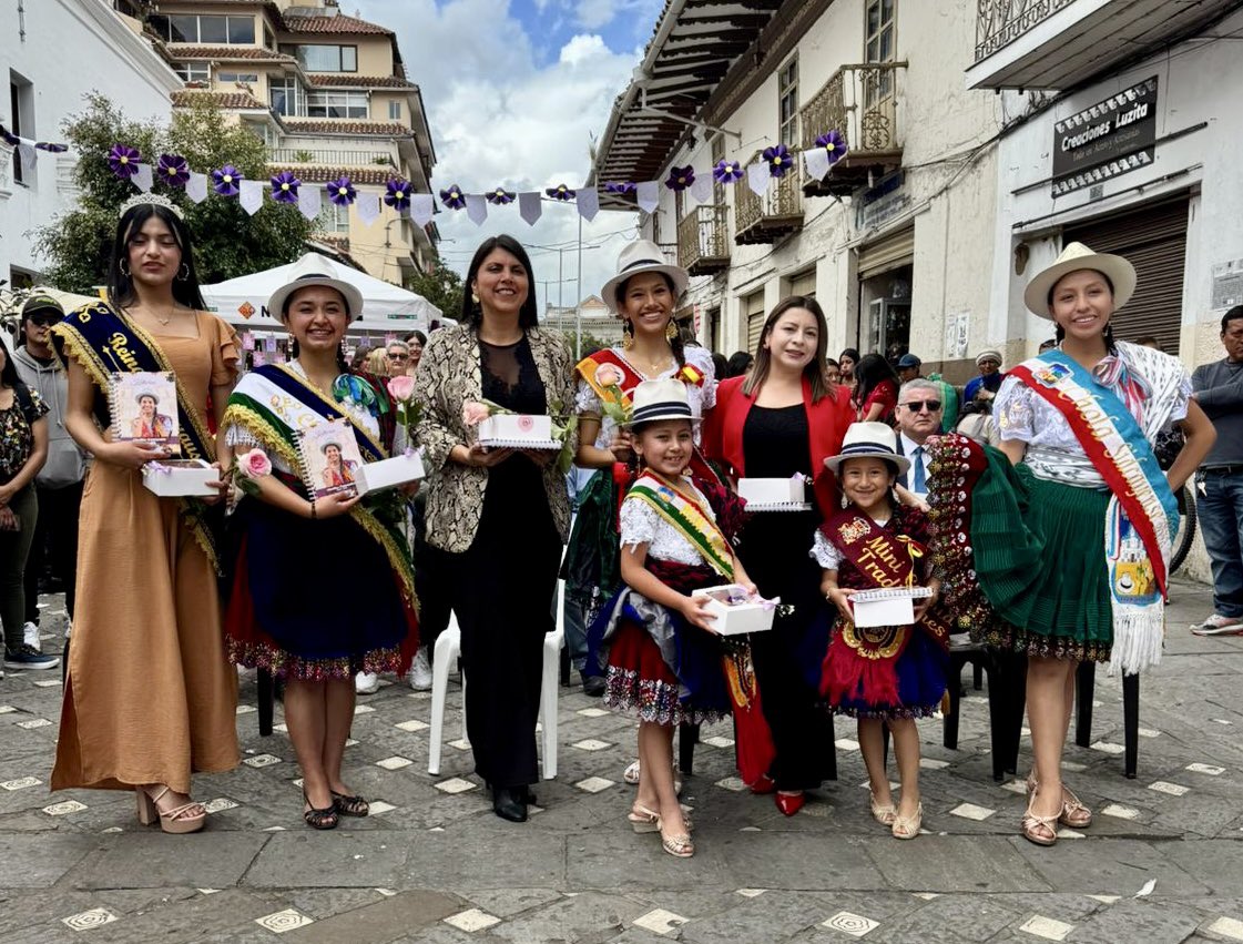 cuenca_dir_gob's tweet photo. 🌸Chola Cuencana: Mujer de raíz

Día Internacional de la Mujer | 8M

Hoy resaltamos la identidad cultural, la fuerza y el liderazgo de la mujer rural del cantón Cuenca, guardiana de nuestras tradiciones y pilar fundamental en el desarrollo de sus comunidades.
#AmorPorCuenca❤️💛 https://t.co/EjjyJsN5GH