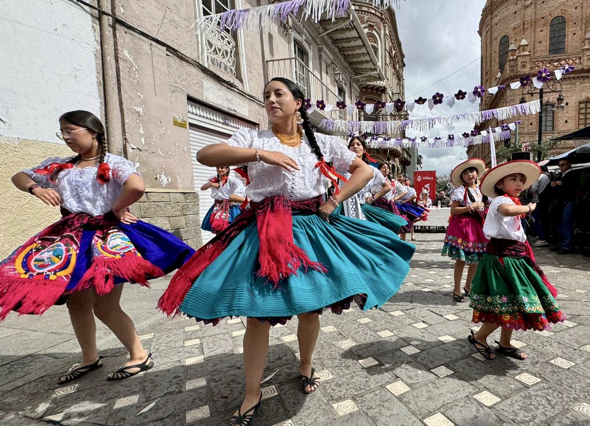 cuenca_dir_gob's tweet photo. 🌸Chola Cuencana: Mujer de raíz

Día Internacional de la Mujer | 8M

Hoy resaltamos la identidad cultural, la fuerza y el liderazgo de la mujer rural del cantón Cuenca, guardiana de nuestras tradiciones y pilar fundamental en el desarrollo de sus comunidades.
#AmorPorCuenca❤️💛 https://t.co/EjjyJsN5GH