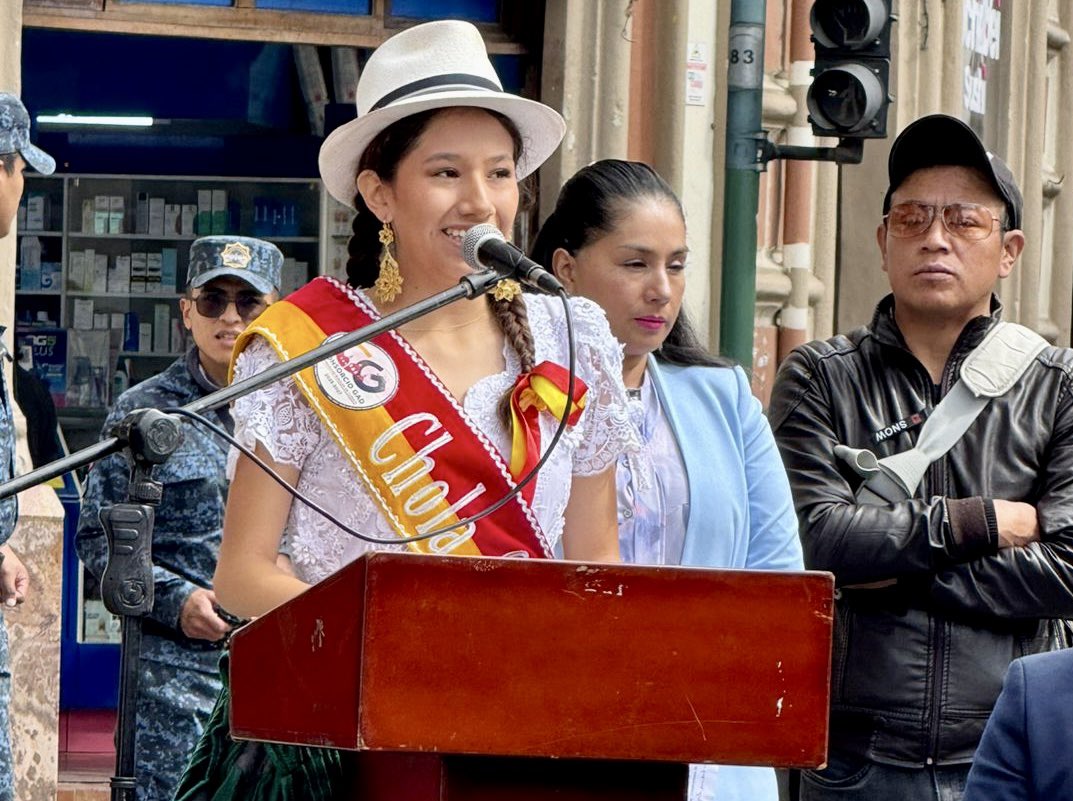 cuenca_dir_gob's tweet photo. 🌸Chola Cuencana: Mujer de raíz

Día Internacional de la Mujer | 8M

Hoy resaltamos la identidad cultural, la fuerza y el liderazgo de la mujer rural del cantón Cuenca, guardiana de nuestras tradiciones y pilar fundamental en el desarrollo de sus comunidades.
#AmorPorCuenca❤️💛 https://t.co/EjjyJsN5GH