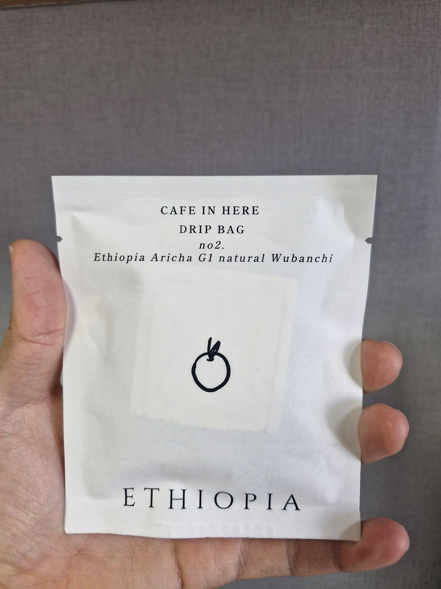 브레드씨의 성심당 근처 카페 추천☕️

대전 중앙로 근처는 성심당으로 인해 사람이 늘 북적거립니다.

성심당 근처 스벅말고 좋은 분위기에서 쉬었다 갈 수 있는 카페 인히어 입니다.

화이트&amp;우드 톤으로 인테리어도 예쁘고 좌석 간격도 넓습니다!

무엇보다 원두를 선택할 수 있어 에티오피아 원두를