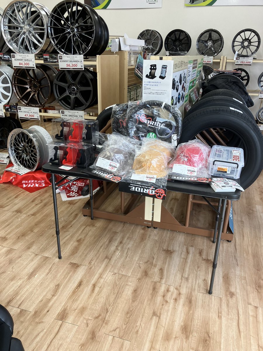 zeromax18's tweet photo. 今年もブリッドフェアで各種展示中です！
新発売のスマホスタンドも沢山あります📱
普段よりちょいお得かも。
タイヤ館北上
#BRIDE
#タイヤ館 https://t.co/sWl8v7u9xA