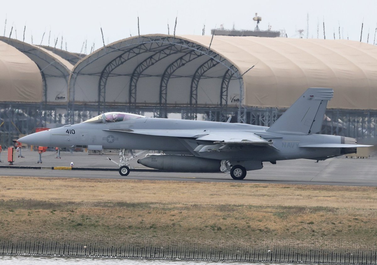 seagull678's tweet photo. 3/6 VFA-195/NF410 
ドロップタンク先端が丸い🧐 https://t.co/A1LBMHHlCK