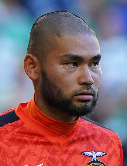 camisa8BRASIL's tweet photo. GKの中村航輔もそうでした。

2019年私がレイソルへ戻った時、彼はチームのレギュラーで代表にも呼ばれていました。

プレシーズンの時に彼が来て「移籍したい」と言ったんです。

私は言いました。
「君は私の正GKなんだ。今出て行くのはダメだ。まずこのチームをJ2で優勝させて、J1へ戻してくれ。そうしたら私がフロントに言って君を自由にしてやる」

でも練習後にGKコーチが毎回私のところへ来て、私も航輔と30分くらい話したりしていましたが、結局彼はポルトガルのポルティモネンセへ行ってしまいました。

しかしほとんど試合に出られず、2年を無駄にして、代表の座も失いました。

全く別人となってしまい、私は彼がセレッソに行ったことも知りませんでした。