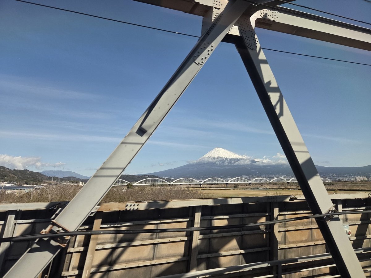 fldltr's tweet photo. 意外と昼の東海道新幹線は久々、さらに天気良くて雪被ってて窓際席で、
となると滅多にない。いろいろな要素が絡んでのタイミング。

もう20年以上ちょくちょく乗ってるけど、つい撮ってしまった笑 https://t.co/J9VNba7XYM