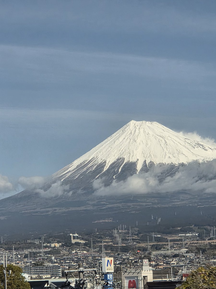 fldltr's tweet photo. 意外と昼の東海道新幹線は久々、さらに天気良くて雪被ってて窓際席で、
となると滅多にない。いろいろな要素が絡んでのタイミング。

もう20年以上ちょくちょく乗ってるけど、つい撮ってしまった笑 https://t.co/J9VNba7XYM
