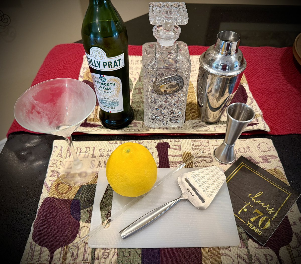 mlzema's tweet image. It’s Friday #HappyHour!🕔
#TWEETYOURDRINK 
#Gin #Martini #Stirred + 🍋
#Salute! #Cheers! #Sköl! #LChiam! #Santé! #Sláinte! #NaZdrowie! #OogyWawa! #Prosit! #OkoleMaluna! #Ziveli! #Serefe! #CinCin! #Kampai! #Prieka! #Evviva! #Noroc! #Gesondheid! #ZeiGazunt! #Saúde!🍸