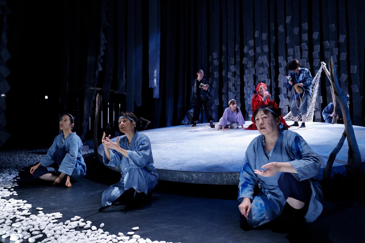 stage_natalie's tweet photo. 市民と創造する演劇「赤鬼」舞台手話通訳付きバージョン、豊橋で本日開幕（舞台写真あり）
https://t.co/Zkgz6LXz54 https://t.co/sQkptyS7OT