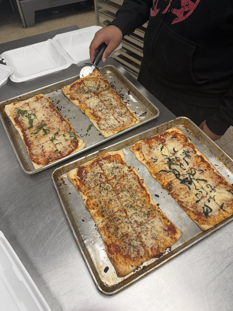 WesternTheSTEM's tweet image. Culinary Science in action! 🍕🌿
Students made pizzas while comparing fresh vs. dried herbs, exploring how different ingredients impact flavor and aroma.

Hands-on learning never tasted so good! 💚👨‍🍳👩‍🍳
#WarriorPride #CulinaryScience