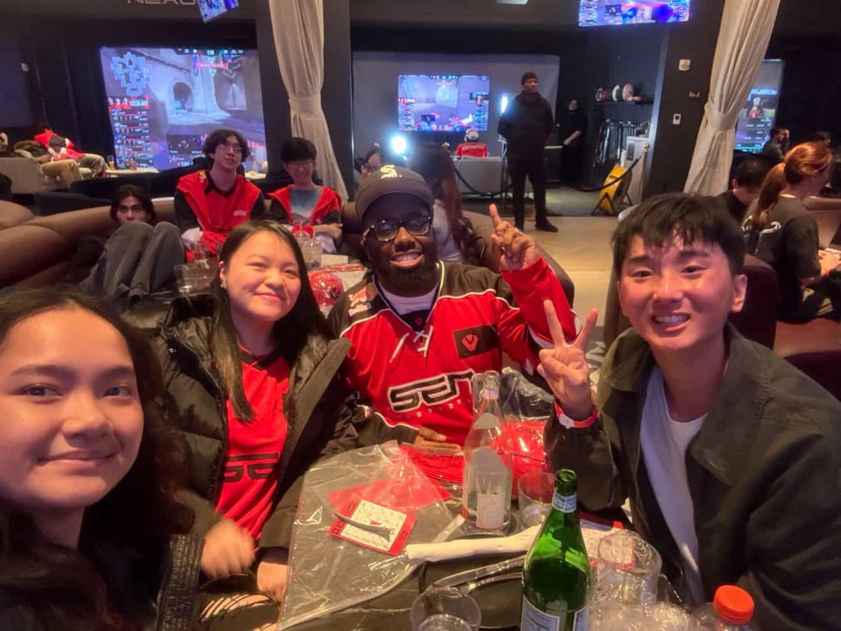 TheBottomLip12's tweet photo. Shout out to @tarik  and these amazing people I met today!!! sb: his chat is so welcoming 😭 truly had an amazing time at this event he hosted!!! @ValorantEsports PLEASE GIVE US CHAMPS AT NA OR A MASTERS https://t.co/dCDgbpEpVc