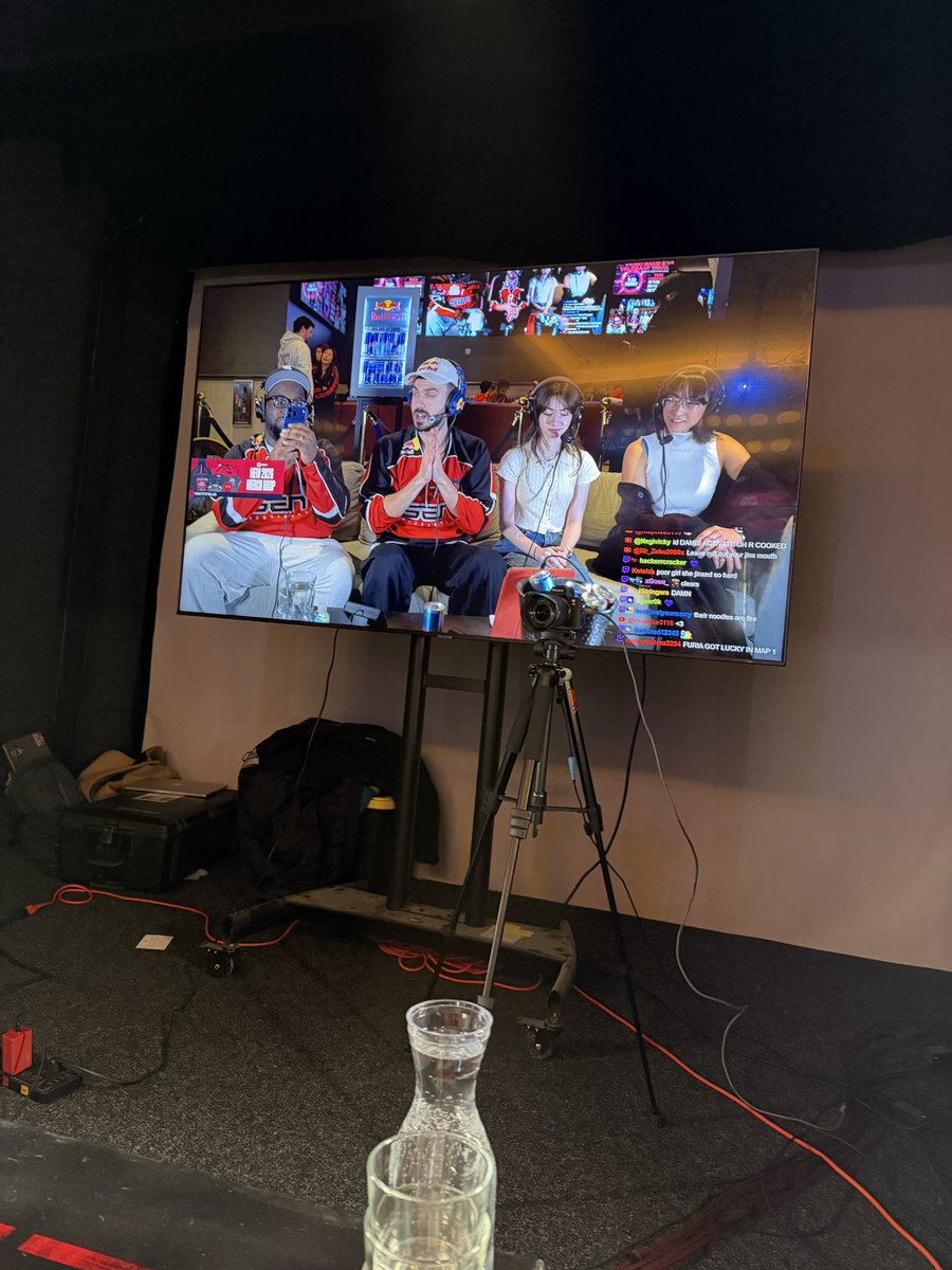 TheBottomLip12's tweet photo. Shout out to @tarik  and these amazing people I met today!!! sb: his chat is so welcoming 😭 truly had an amazing time at this event he hosted!!! @ValorantEsports PLEASE GIVE US CHAMPS AT NA OR A MASTERS https://t.co/dCDgbpEpVc
