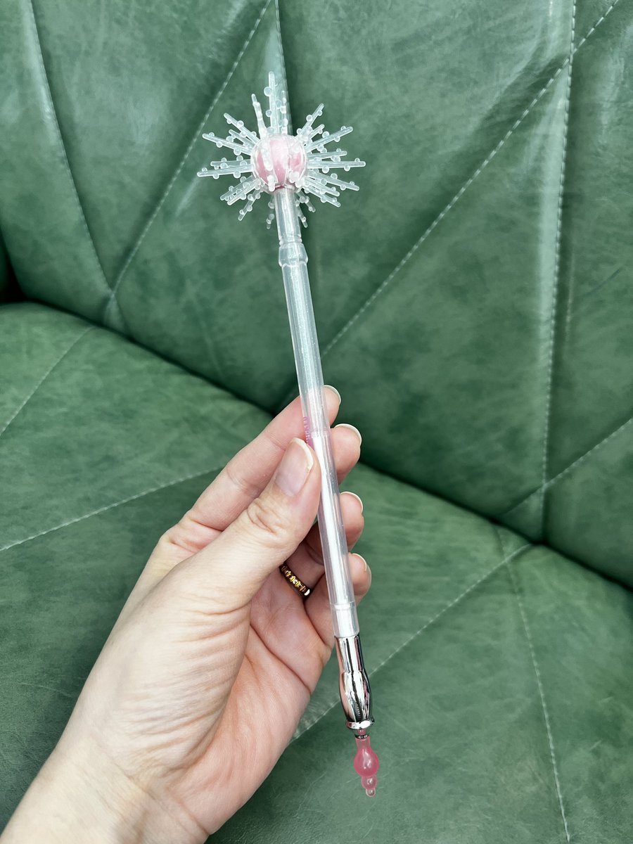 ウィキッドの劇場グッズ②、グリンダのボールペン。これはもはや