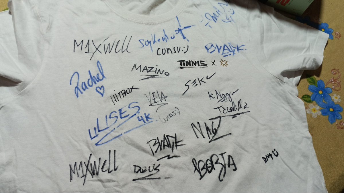 AuriChit's tweet photo. Mi mejor recuerdo de la #VCTsantiago es la polera firmada (tiene firmas del 2023) pero se completó este año con las de @ulisesprieto @7Mitssu @keznitdeuS @SoyKEVHO @BlackEspanolito @RachelXGin @LucasRojo @Nagzet @HITBOXKING y muchas más 🫰 OJALÁ EL CHAMPIONS 2027 EN CHILE https://t.co/1enWDxDFaI
