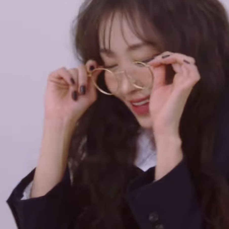 표정 포즈 각도를 아는 여자
ㅇ ㅣㄱㅔ.. 프로…? 🫠🖤