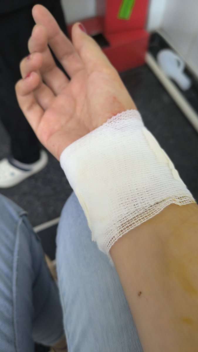 Ahora van a pensar que me intenté desvivir cuando solo fue el ataque de un condenado vaso, qué desgracia