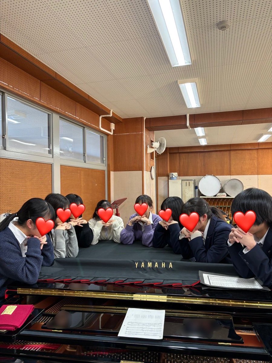 ichigao_chorus's tweet photo. こんにちは😃市ケ尾高校合唱部です！✨
昨日の部活に49期と50期の先輩方が来てくれました😭😭

2024←                                             →2026
#合唱部　#市ケ尾高校合唱部
#合唱好きとつながりたい https://t.co/kKpYgUB3nV