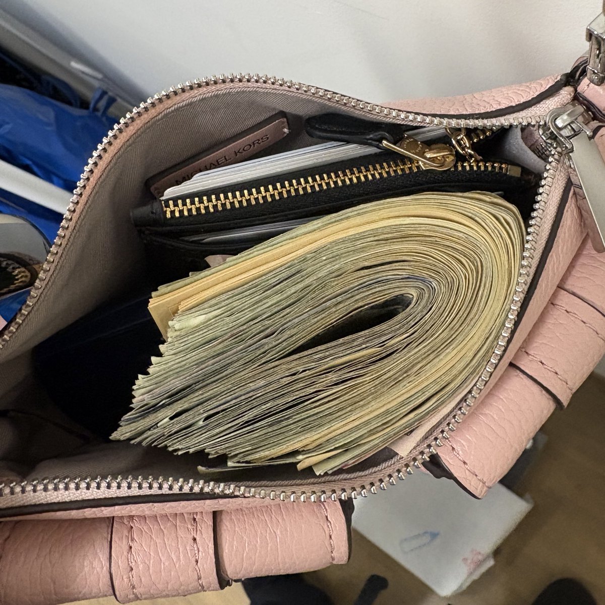 bouj3k's tweet photo. My purse banging fr 💋 https://t.co/0vrYENWHRv
