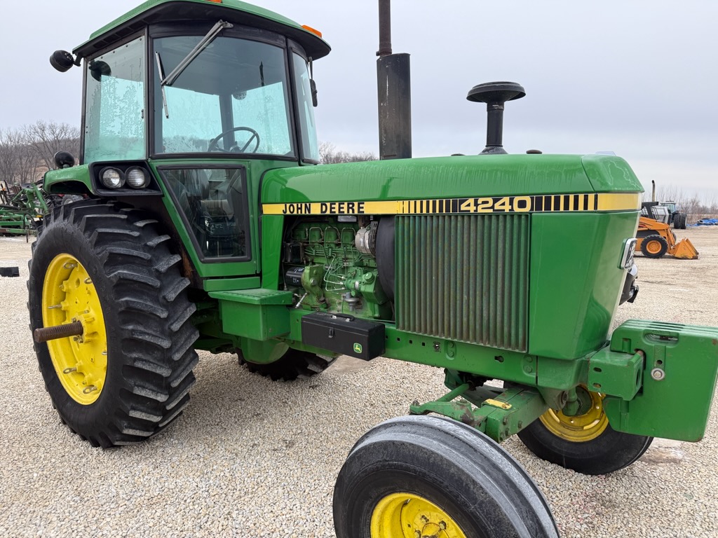 MachineryPete's tweet photo. '75 IHC 1568 w/ 4510 hrs sold $55K yesterday on Joel's Tractors and Auction sale Strawberry Point, IA. 3rd Highest ever 1568. Ford TW-35 2WD w/ 5000 hrs sold $33,500 - 2nd Highest ever. Ford 8730 sold record price $36,500. '82 JD 4240 w/ 4800 hrs $39,500: https://t.co/S6yC5PLDvR https://t.co/oTsAmcEoXj