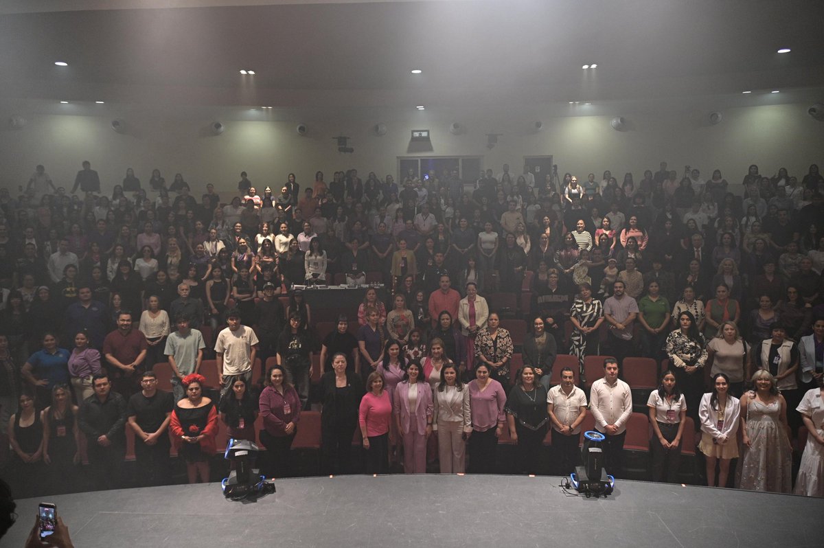 Arte que nombra, voces que resisten y música que siembra transformación y paz. 💜🎶
Así vibró el Segundo Concierto de la Canción Feminista Sinaloa 2026: talento, emoción y voces que inspiran conciencia y cambio.

✨ ¡Felicidades a todas!
Que estas voces sigan sonando cada vez más