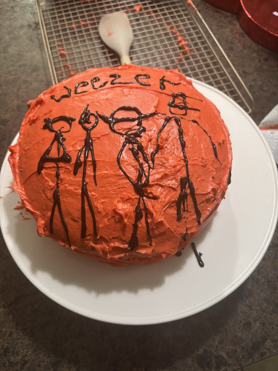 RyanPhillips08's tweet photo. @Weezer My daughter turned 16 today and every year for the past 4 years she makes a @Weezer cake https://t.co/YswTp2NPk0