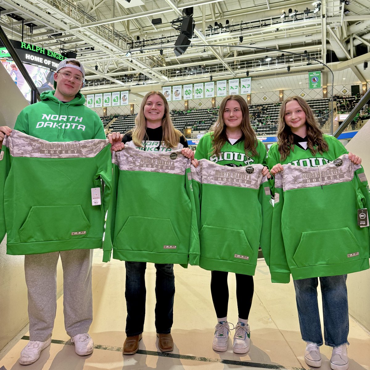 TheREA's tweet image. A Friday night @UVBank #SeatsForSoldiers welcome to Private First Class Noah Gallagher and Specialist Ali Moses, Madelyn Rohrich &amp;amp; Megan Hurley from the 191st Military Police Company, North Dakota Army National Guard 🇺🇸🇺🇸🇺🇸