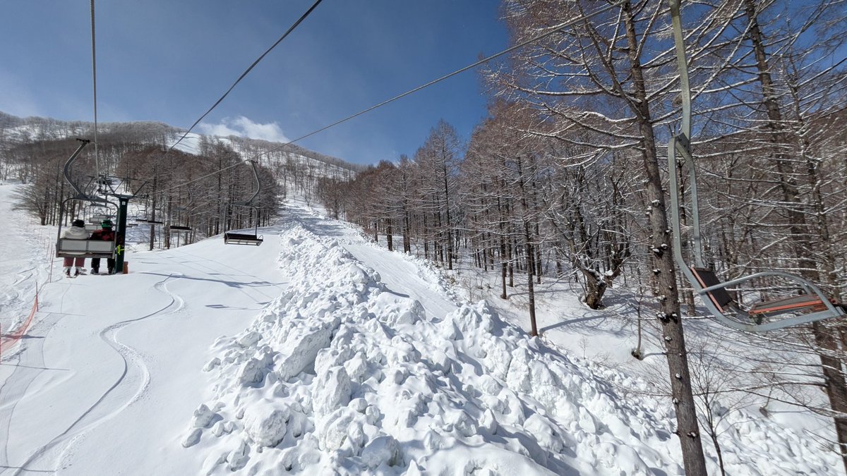 雪崩現場。13リフトからNINJAまで封鎖。雪の塊がデカすぎる…