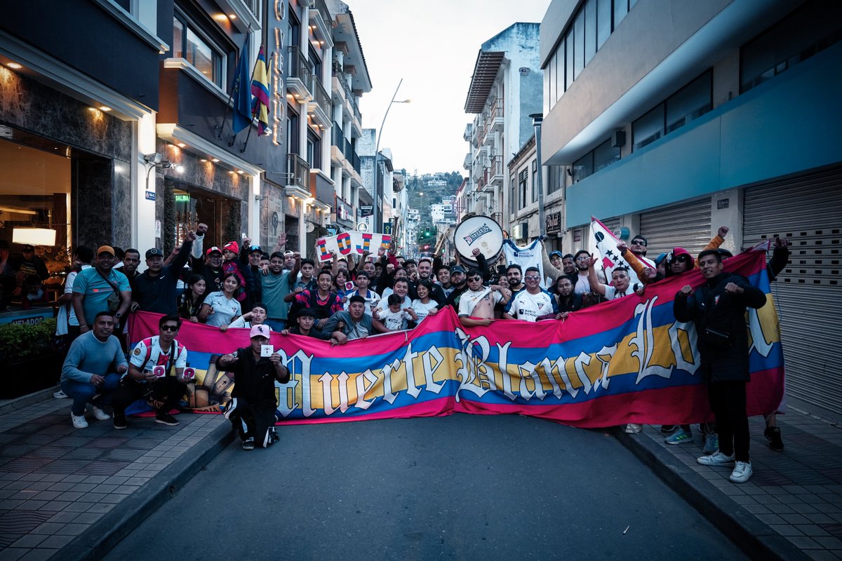 LDU_Oficial's tweet photo. A todas partes con la \U/ 🤩

¡Gracias por su cariño, albos! Nos vemos mañana 💪 https://t.co/NAWcKRWqkX
