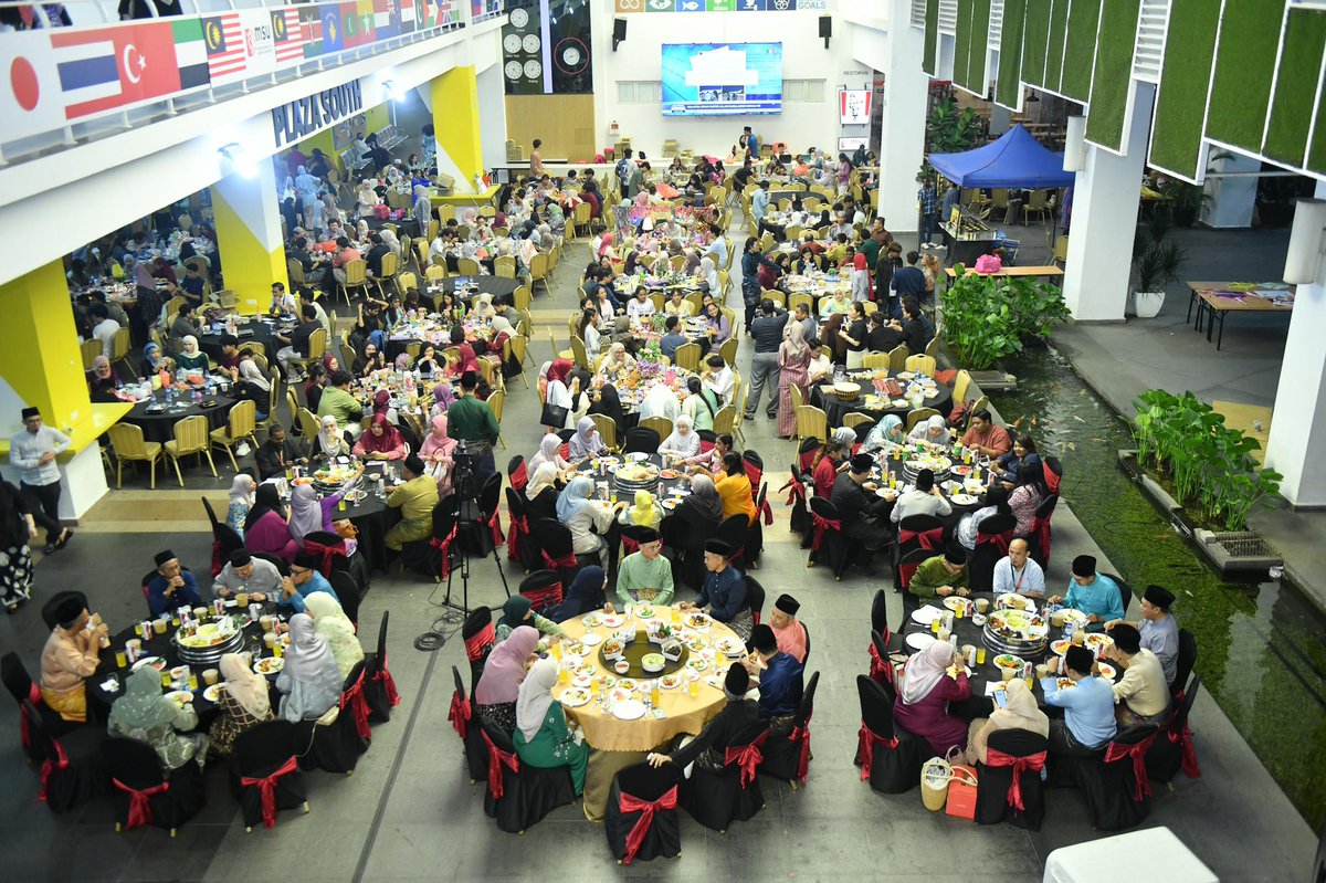 MohdShukriYajid's tweet photo. Launched the CaSeH Ramadan 2026 flagship, alongside the @MSUmalaysiaFHLS Iftar Mentoring. In its 10th year, this flagship initiative continues to make meaningful impact in communities. A decade of compassion & sustainability. Keep going #FHLS students & alumni. #RamadanConnect https://t.co/37Vbv1ohlf