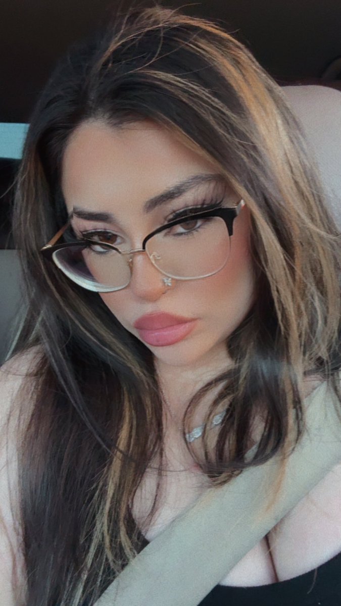 angelina tweet media