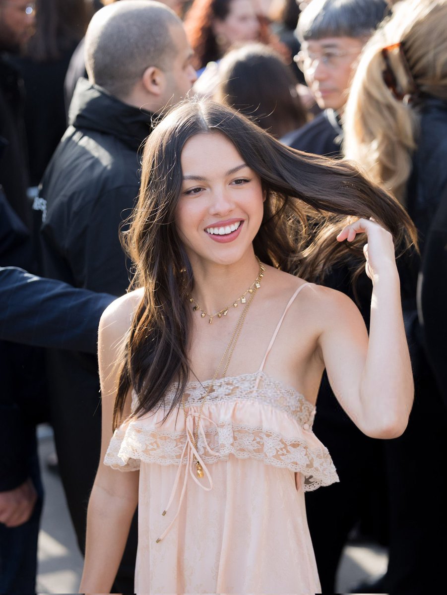 hat 𝓈𝑜 𝒾𝓃 𝓁𝑜𝓋𝑒 tweet media