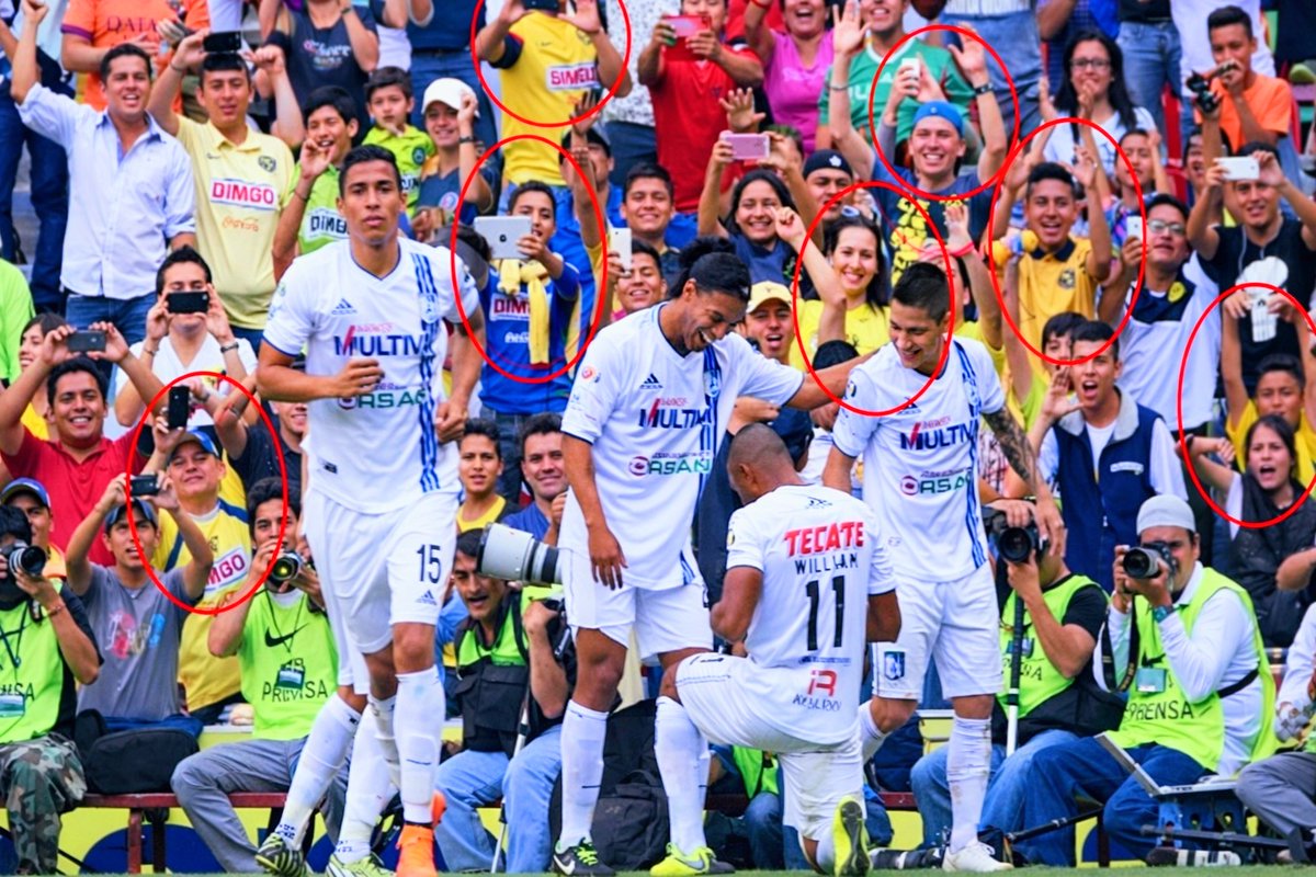 MarcajeGallos's tweet photo. Con #Dinho hasta los del #América festejaron🇧🇷🤙🏾
Aquella tarde en el Azteca, #Ronaldinho anotó con #GallosBlancos de #Querétaro🐔
De esos momentos inolvidables donde hasta aficionados del América se levantaron y sacaron el celular para celebrar al carioca📱
¿Recuerdas ese juego? https://t.co/Qf6KBmS6J2