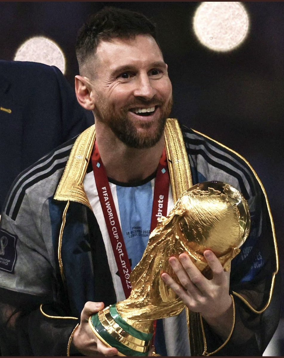 El más grande de la historia en todo el sentido de la palabra,no habrá otro igual,a los que lo critican , mamen!!!