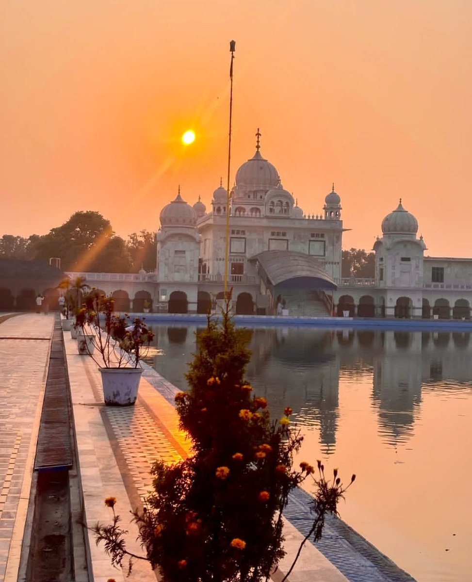 🌷ਰਾਖੁ ਪਿਤਾ ਪ੍ਰਭ ਮੇਰੇ॥
ਮੋਹਿ ਨਿਰਗੁਨੁ ਸਭ ਗੁਨ ਤੇਰੇ॥🌷

#ਵਾਹਿਗੁਰੂ_ਜੀ 🌺🙏🏻