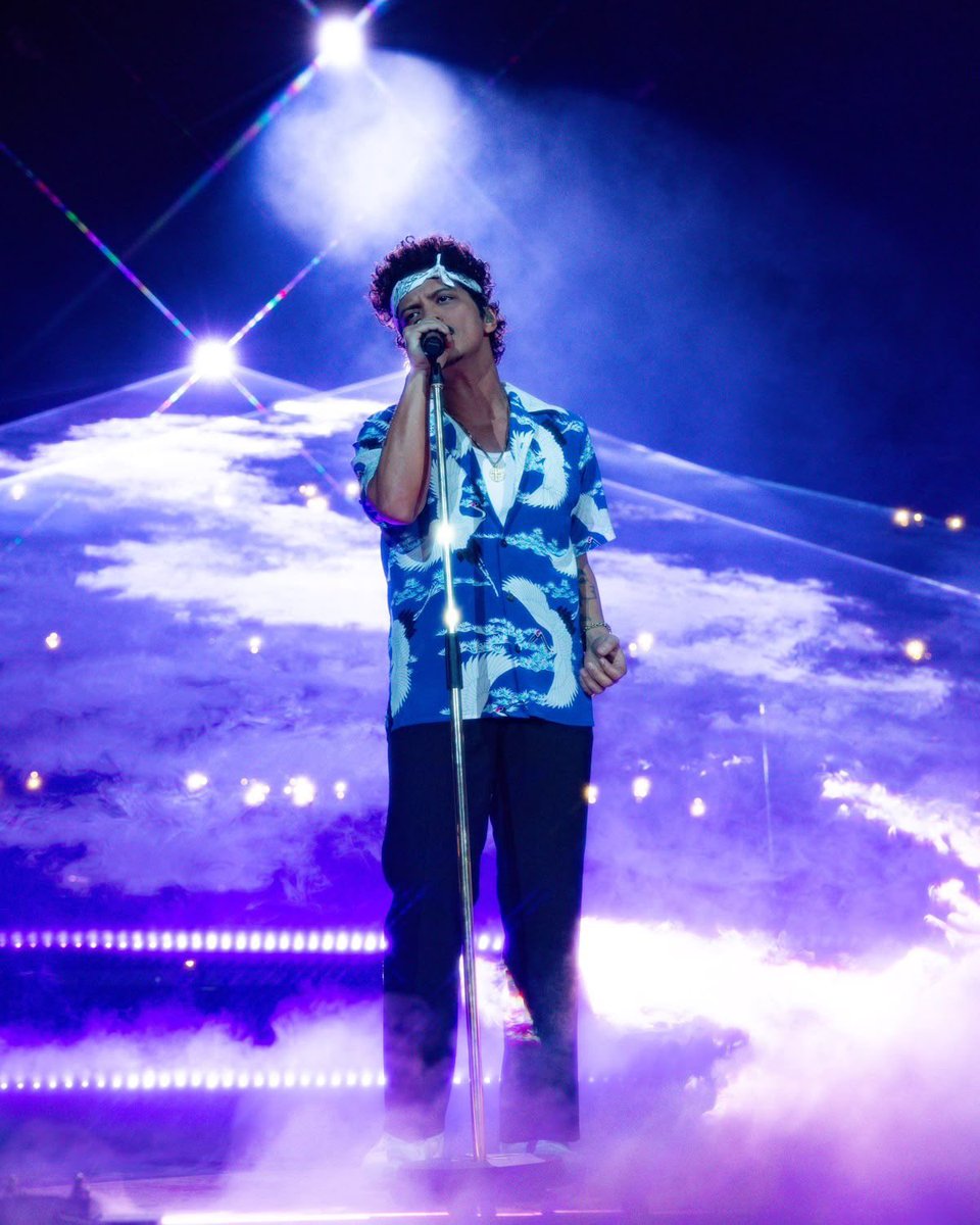 BrunoMarsAccess's tweet photo. Bruno Mars, 2026 ✨

— Maior dia de vendas para uma turnê na América do Norte, Europa e no Reino Unido;
— #1 na Billboard Hot 100 com I Just Might;
— #1 na Apple Music Global com Risk It All;
— #1 no Spotify Global com Risk It All;
— #1 no Itunes e Apple Music Global com The Romantic;
— #1 no IFPI Global Singles Chart com APT.;
— Artista com mais músicas com 3 BILHÕES de streams no Spotify;
— Mais uma entrada no Guinness Book com o maior show realizado em um jogo, com 12,8 milhões de telespectadores;
— Artista com mais entradas no Top 10 do IFPI Global Singles Chart na história;
— Maior semana de estreia em vendas nos EUA este ano com I Just Might.

— The Romantic, novo álbum de Bruno Mars, está disponível em todas as plataformas digitais.