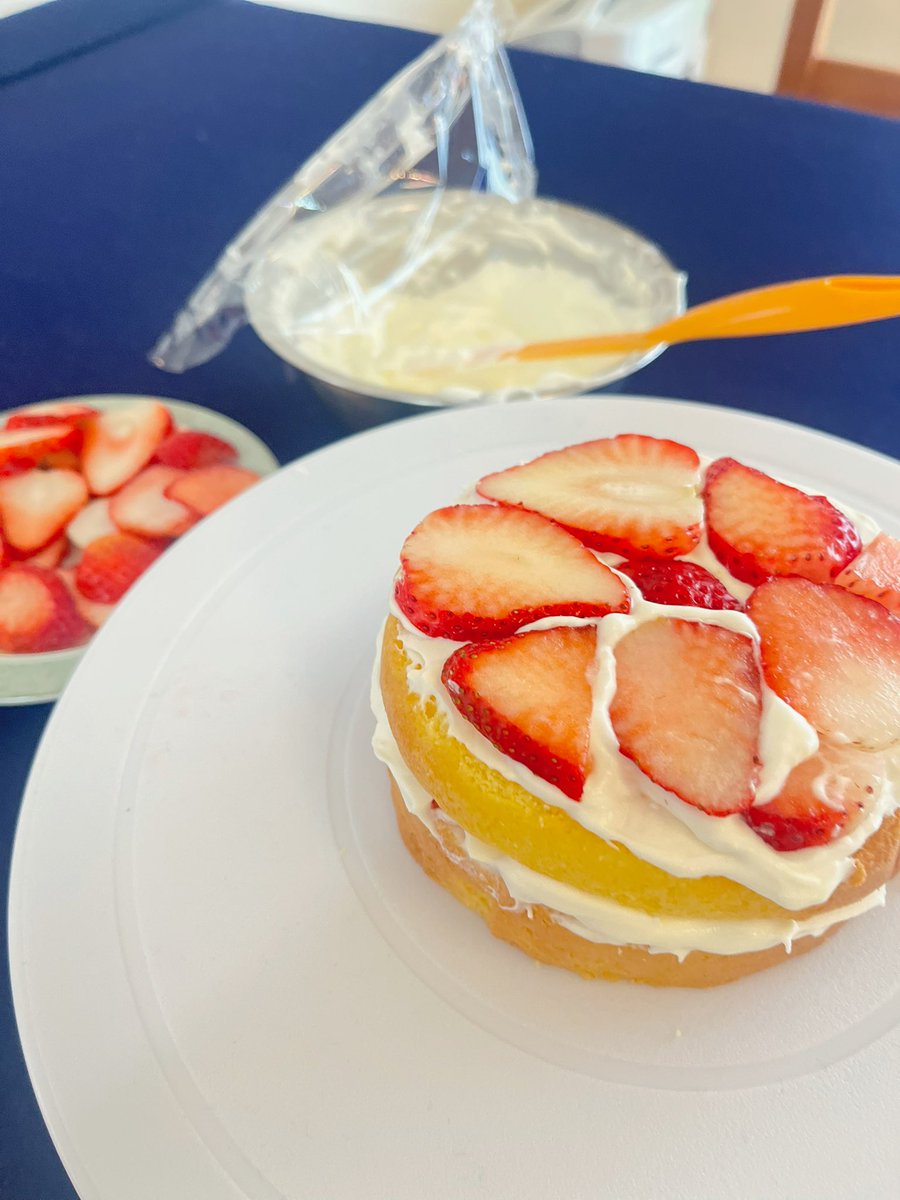 nanika_115's tweet photo. いちごが余ってたからショートケーキ作った🍰
今日のお昼ご飯にするんだ☺️🍓 https://t.co/68PWQerI7N