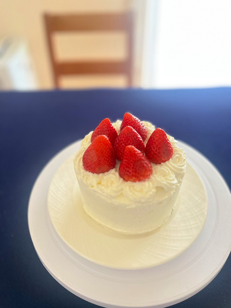 nanika_115's tweet photo. いちごが余ってたからショートケーキ作った🍰
今日のお昼ご飯にするんだ☺️🍓 https://t.co/68PWQerI7N