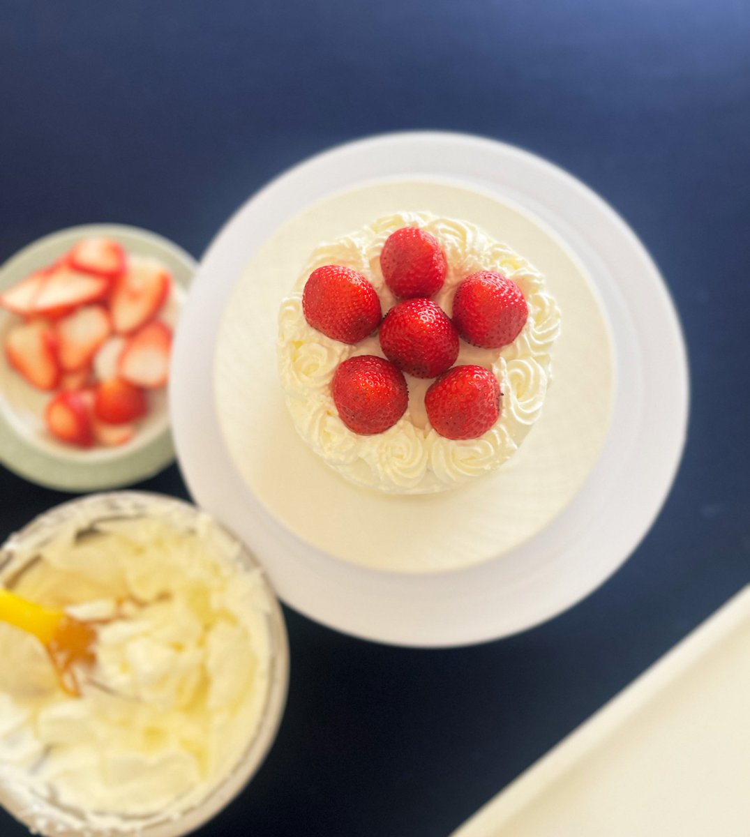 nanika_115's tweet photo. いちごが余ってたからショートケーキ作った🍰
今日のお昼ご飯にするんだ☺️🍓 https://t.co/68PWQerI7N