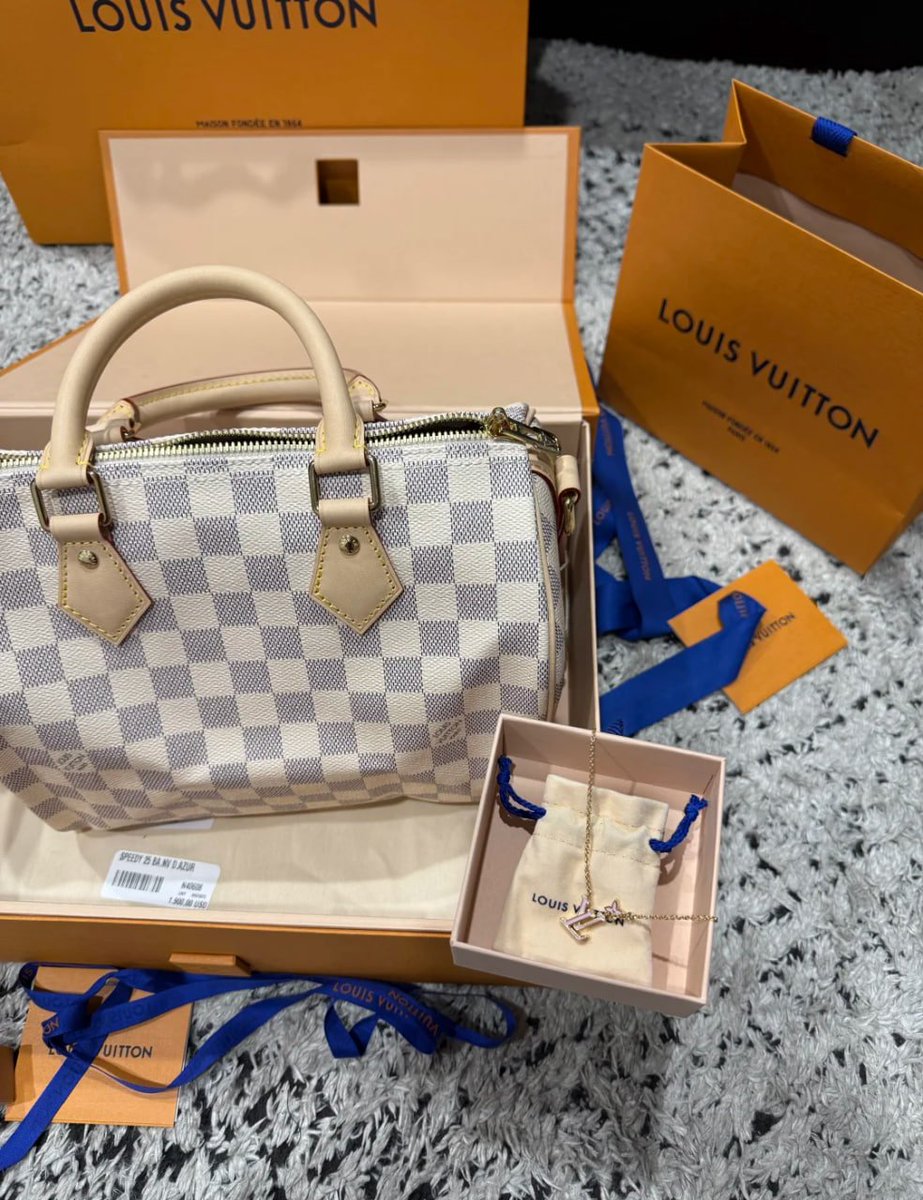 Mia334698's tweet photo. A little moment of joy today. Classic checks never get old. The subtle details from Louis Vuitton always have a way of captivating the heart☺️ https://t.co/xYbb4BBpaL