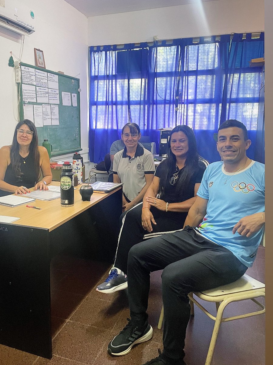 Reunión de trabajo con directivo y docentes de la EPET N° 19  para avanzar en la aplicación de la resolución que habilita el proyecto de natación 🏊‍♀️ en las escuelas.

Un espacio de articulación y planificación que permitirá fortalecer las propuestas de Educación Física.