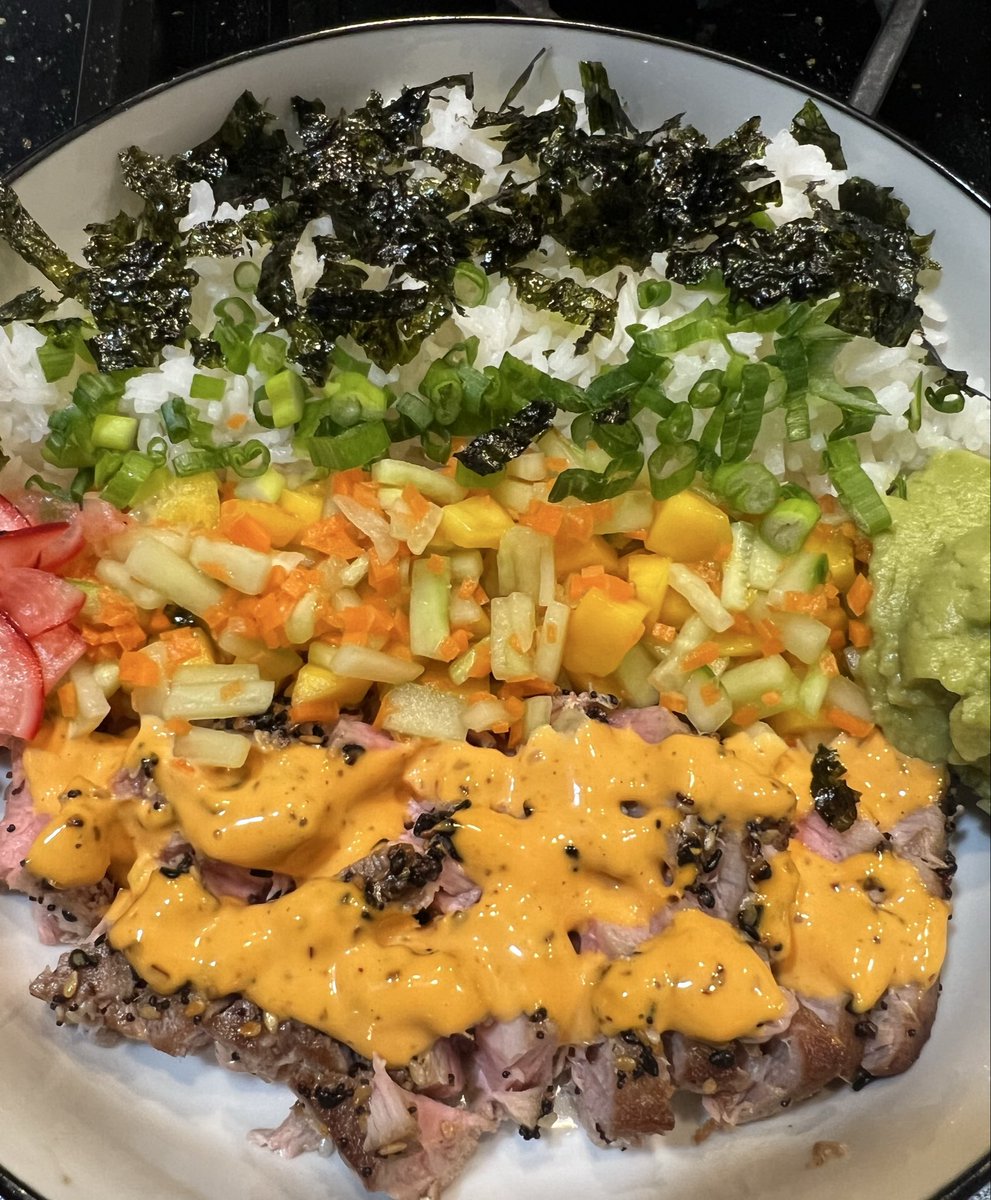 Aweldon86's tweet image. Out did myself tonight with the poke bowl. 😚🤌🏼 I recommend everything bagel seasoning on seared ahi tuna and this spicy mayo recipe: bowlofdelicious.com/spicy-mayo/

#chefskiss #ahituna #pokebowl #spicymayo #FoodWars #SpicyFriday