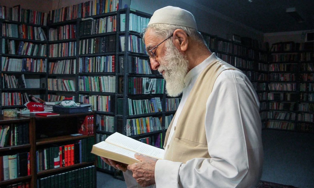 شہید آیت اللہ سید علی خامنہ ای (قدس سرہ) کی اپنی لائیبریری میں مطالعہ کی ایک نایاب تصوی❤️