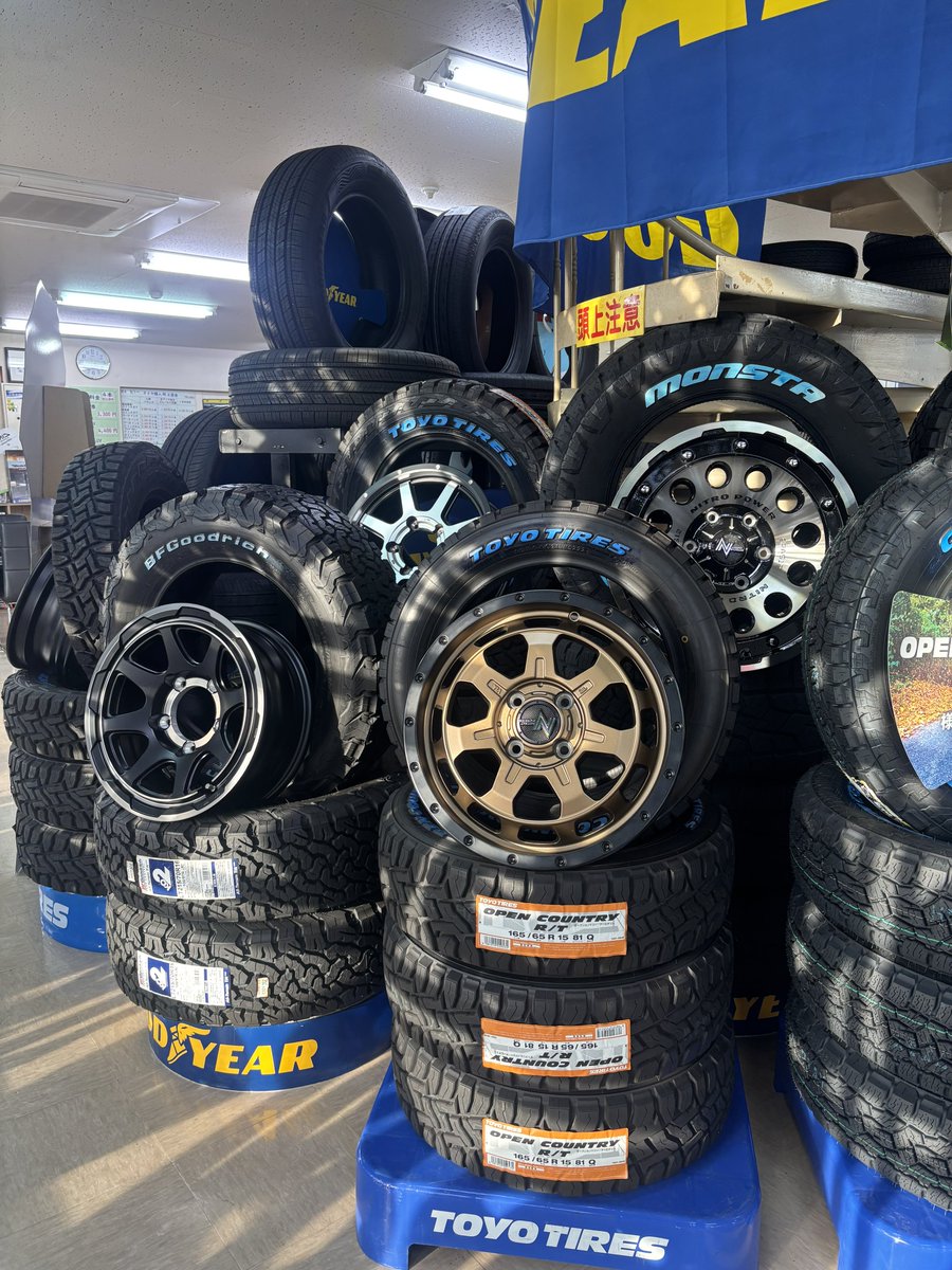 kon6468's tweet photo. まだまだホワイトレター人気は続きますね！
トーヨーオープンカントリーAT3
モンスタタイヤ　テレーングリッパー
BFグッドリッチ　オールテレーン
当店在庫備えてる商品もございます！

県内でも数少ないモンスタタイヤ取扱店になります！レターもデカくて迫力満点！ https://t.co/Fr5WJOLY7a