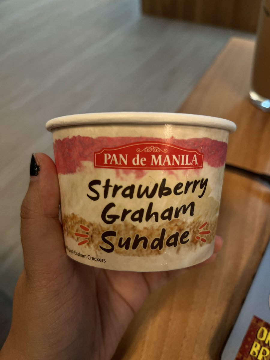 martspng's tweet photo. deserve nating lahat ng sweet treat na masarap AT affordable. ₱75 lang siya sa pan de manila branches and it comes in strawberry, avocado or mango!!! https://t.co/RCxAEdPaOp
