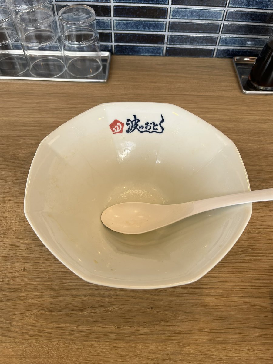 steal_51's tweet photo. 博多にある麺屋波のおと。醤油ラーメンや塩ラーメン、限定で味噌ラーメンも。生姜の効いたワンタンは醤油によく合い、ツルモチ平打ち麺が美味しい。スープは、良くも悪くも王道な醤油。バランス良し、美味しい。
#ラーメン #醤油ラーメン #麺屋波のおと #博多 #福岡ラーメン #福岡 https://t.co/lQelFGFa2t