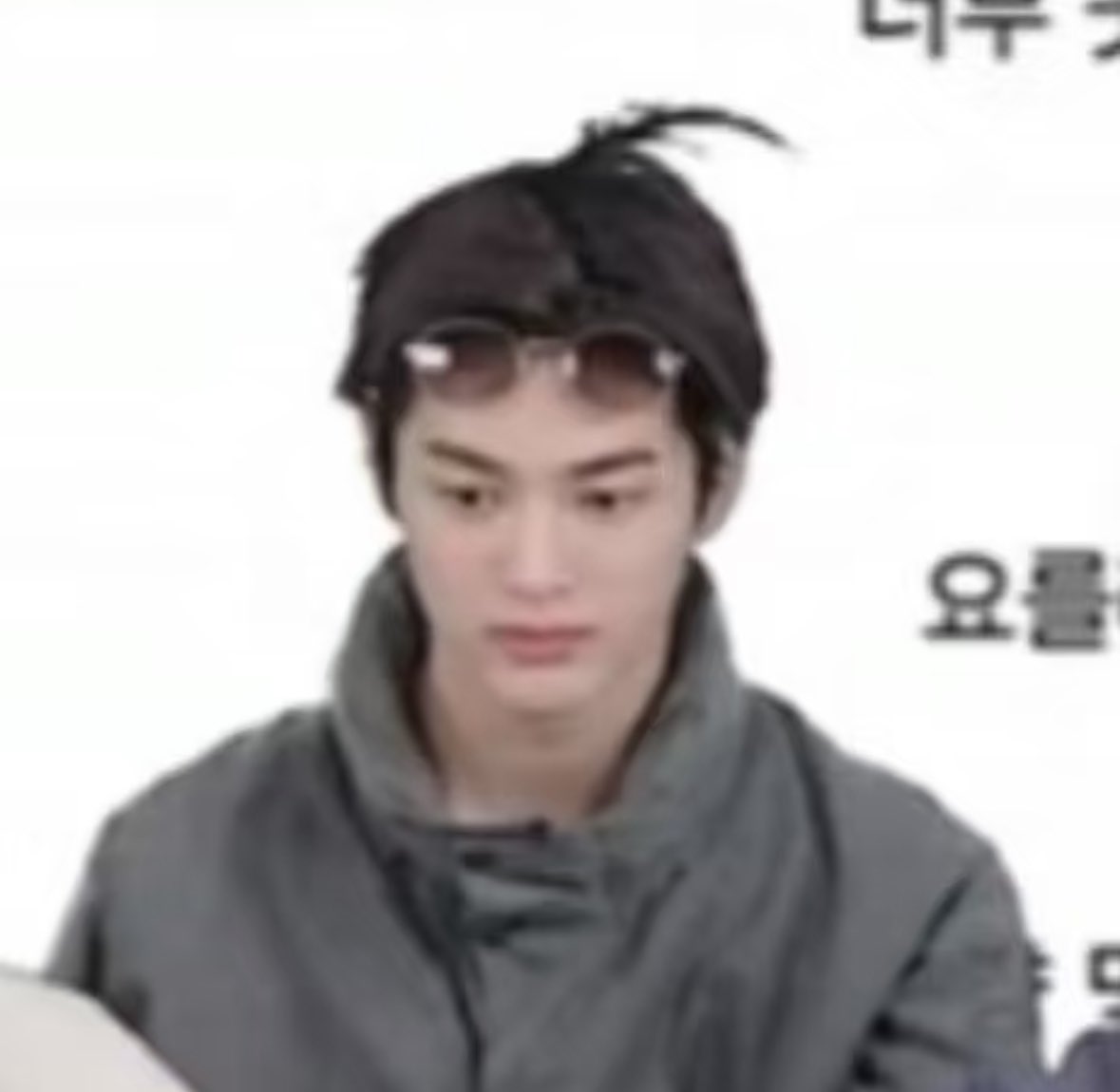 디.. tweet media