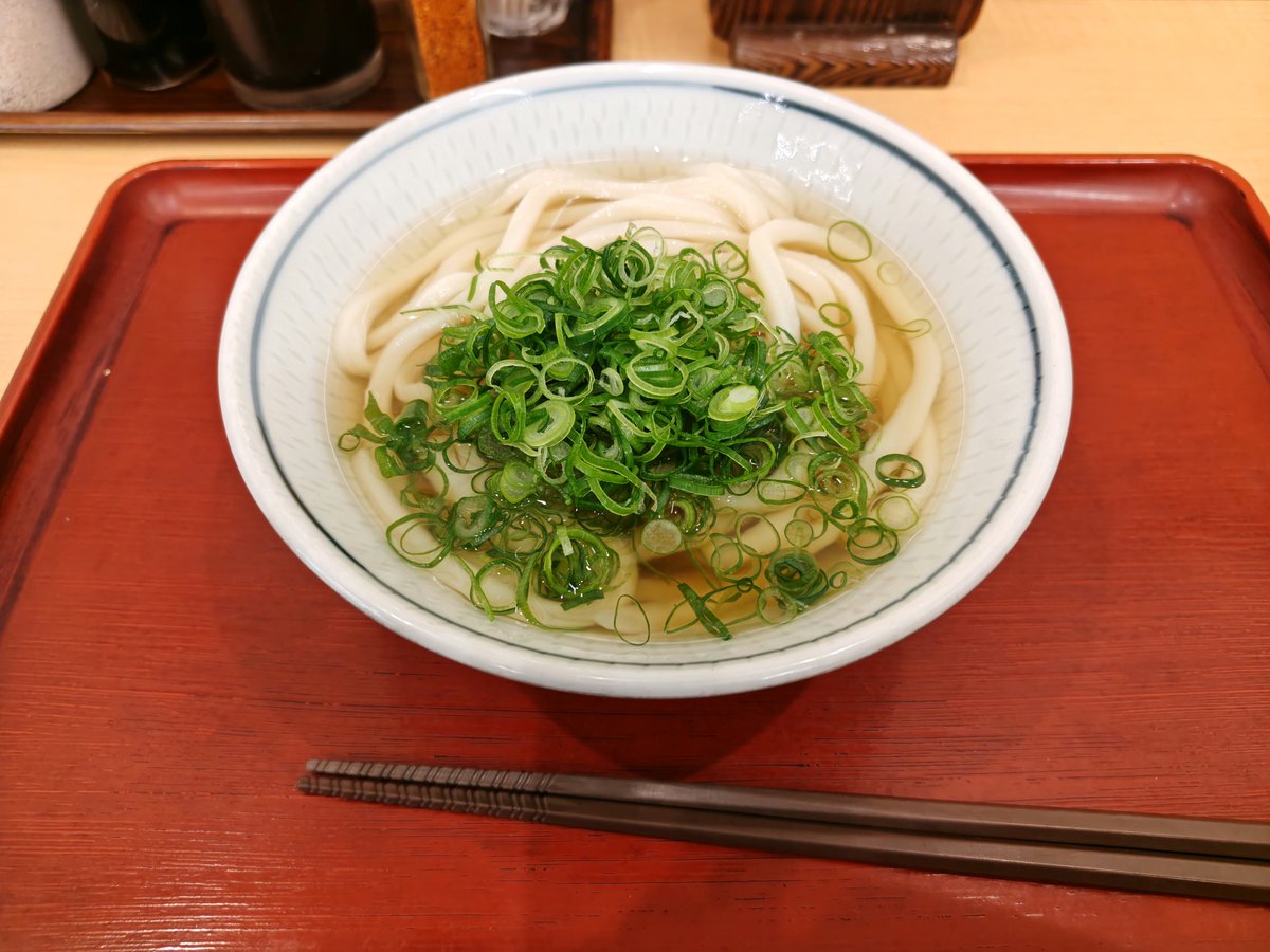 karasu1143's tweet photo. 高松市に来たので「岡じま」のうどん食す
10時オープンで待ってる人もいて開いたらじゃんじゃんお客が来ていました https://t.co/fkW2SrBj2L