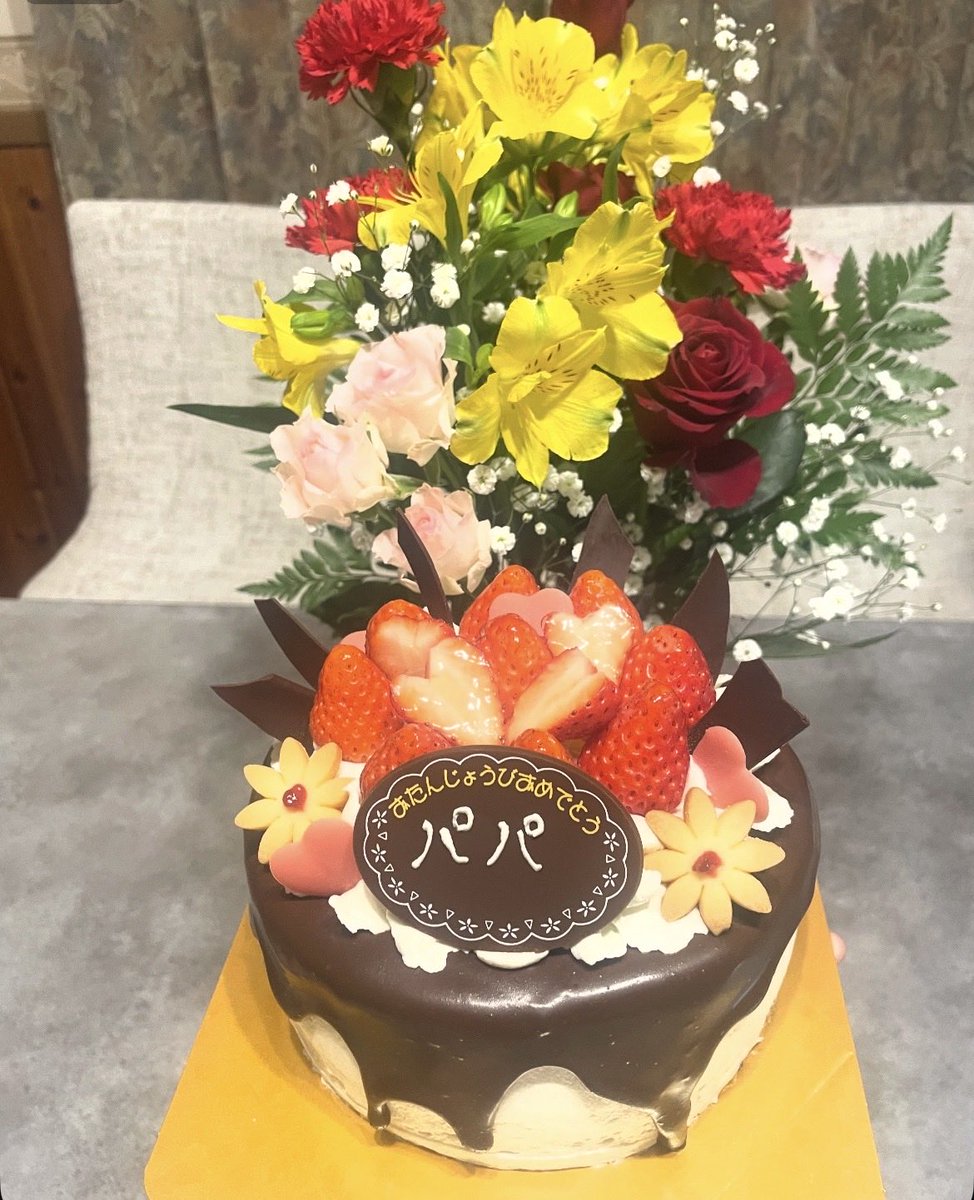 先日、千秋亭さんで父の還暦の祝いをしてきました🌸

せっかくなので赤い花束と午がついた赤いパーカー、赤いポロシャツとちょっと良いお酒、メッセージカードをみんなからプレゼントしました🎁

お料理も美味しく、楽しく過ごせました🥰
父も喜んでくれたようでなによりでした🎊