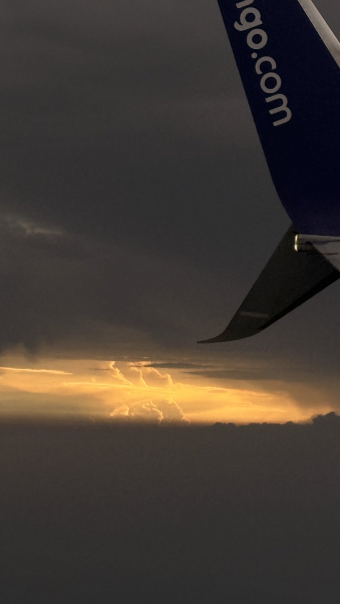 JanethJBougard's tweet photo. @wilcheschaux Hoy… iba a Bucaramanga y no se pudo aterrizar. Foto durante el desvío a Barranquilla esperando a ver si nos embarcan nuevamente.  Vuelo de 3:34 pm y son las 8:45 pm… y sin poder disfrutar la arenosa https://t.co/rRpS9LUXST