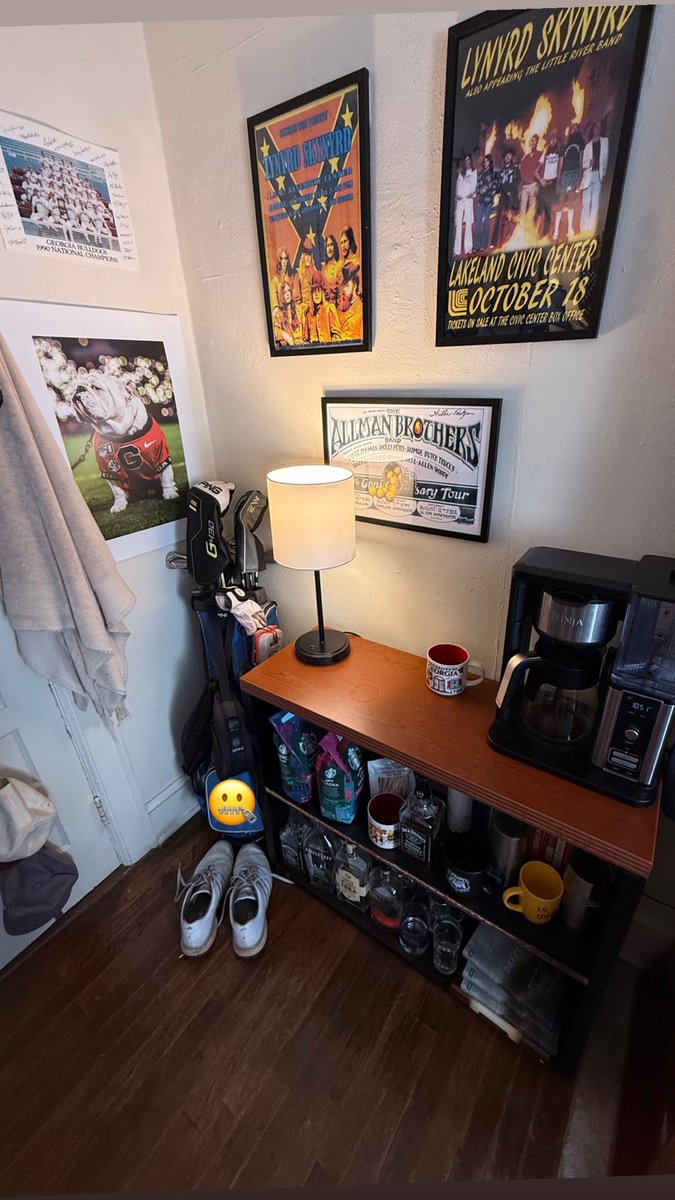 BriggsBriggsMD's tweet image. 200 follower shelf / wall dox #simpleman