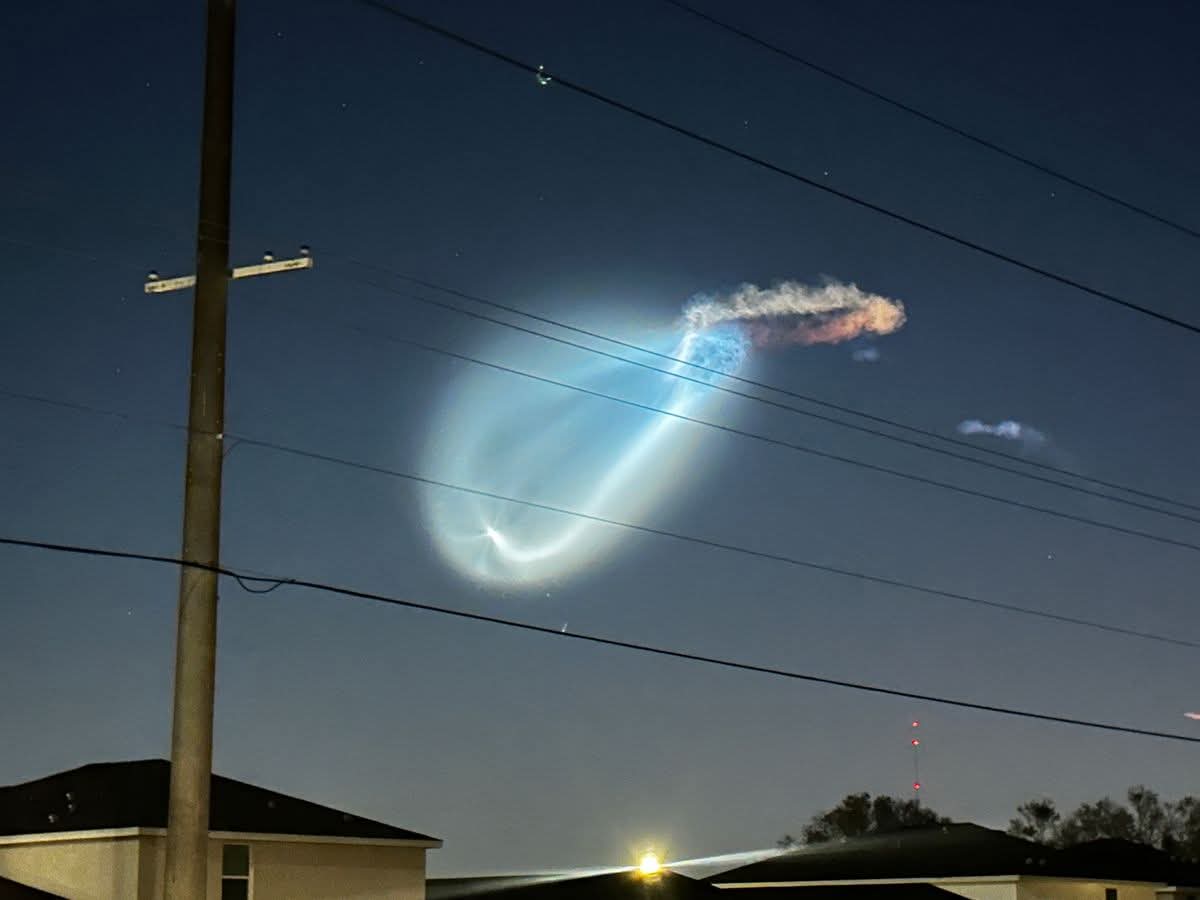 _uncut_bro's tweet photo. These photos were taken by different people in Tampa Bay. They all turned their pics in to Fox News 13 at around the same time. Original photos No adjustments How many of you believe in "aliens"? I believe they exist! We can't be the only ones that exist. #ufo #uap #wtf https://t.co/9DjnW54sCz
