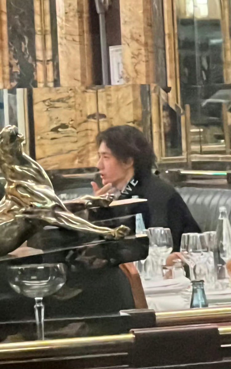 PakcheeforWYB's tweet photo. มีคนไปเจออี้ป๋อนั่งทานดินเนอร์หลังกลับมาจากงาน LOEWE ด้วย ถ่ายไกลแค่ไหนก็หล่ออะ ฮืออออออออ รักเค้าาา https://t.co/TQLMA1Ti5q